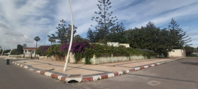 Vaste terrain avec 3 façades comportant une maison R+1 à rénover / Sidi Bouzid / El Jadida