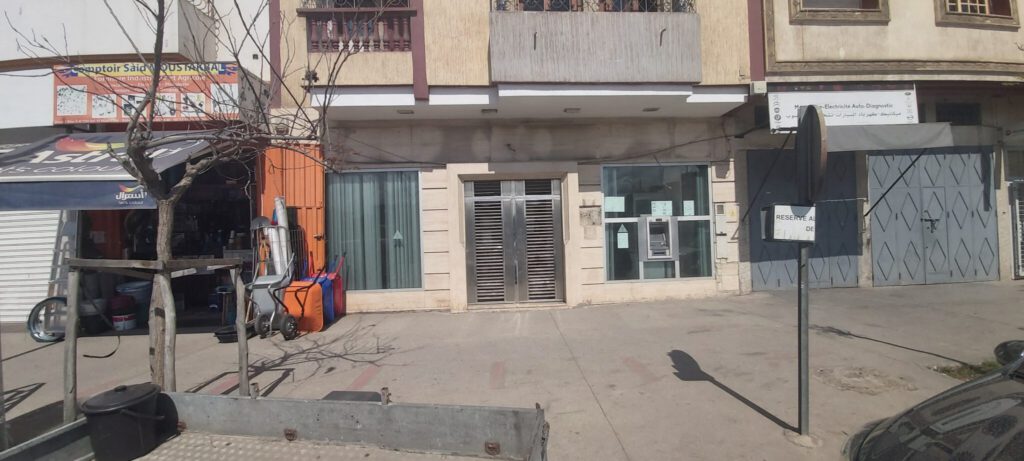 محل تجاري للبيع مع كراء خلو الرجل بمساحة 25 متر مربع بشارع المجد