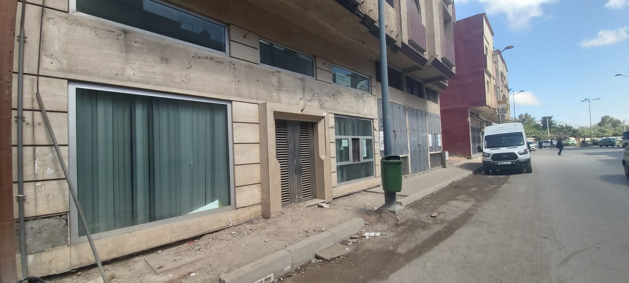 محل تجاري للبيع مع كراء خلو الرجل