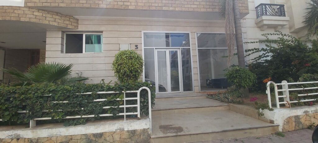 محل تجاري بمساحة 224 متر مربع في حي غوتييه.