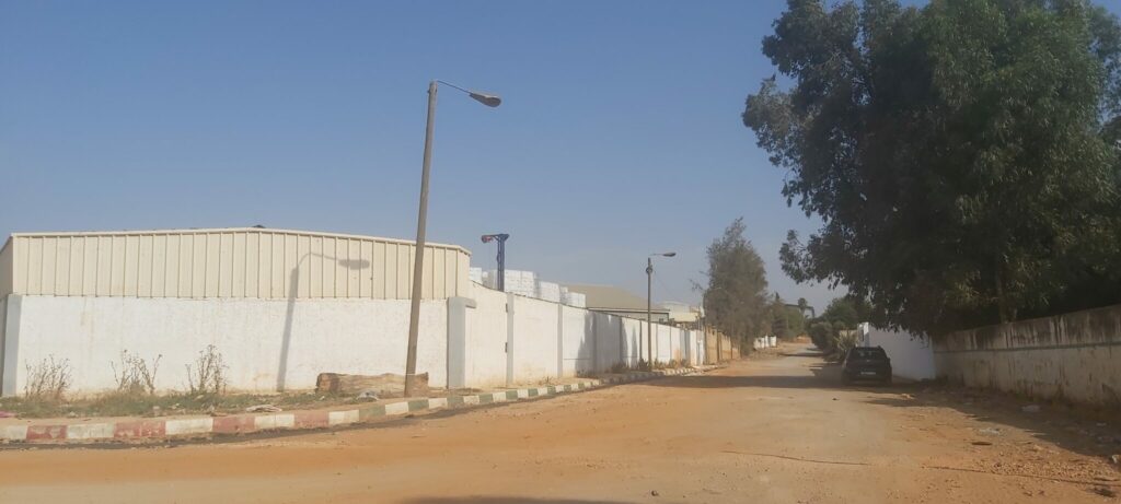 مستودع وسط المنطقة الصناعية بسيدي بوزكري