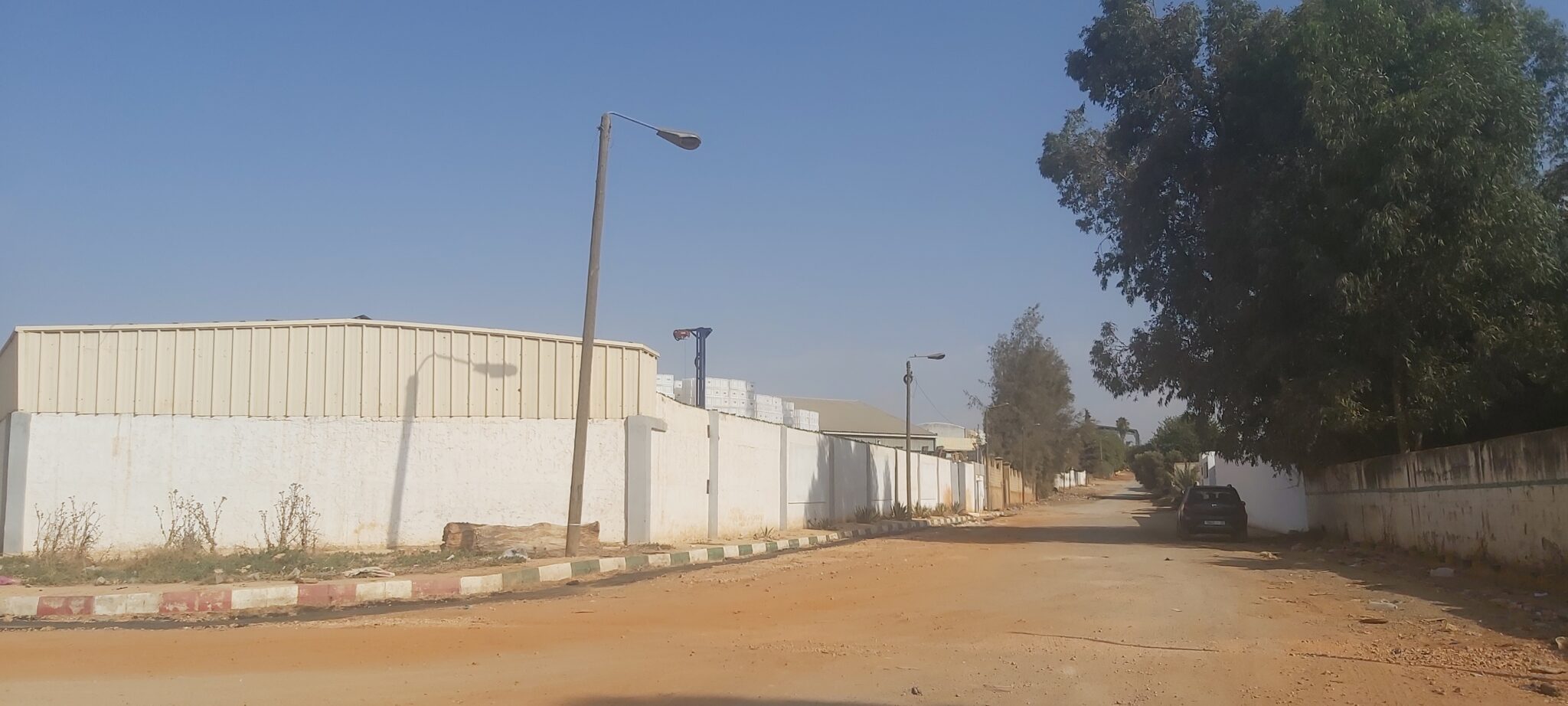 مستودع وسط المنطقة الصناعية بسيدي بوزكري