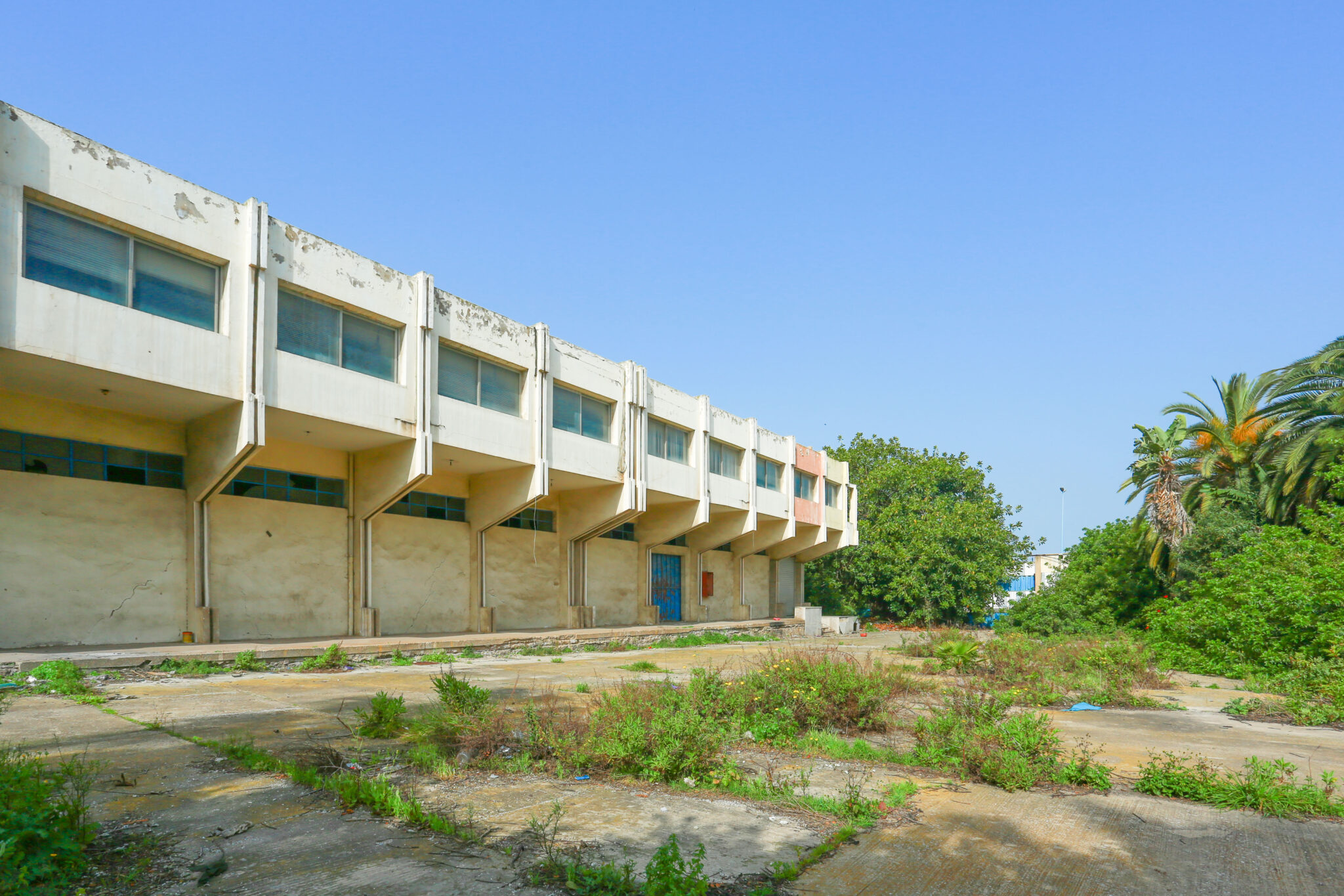 Terrain Industriel avec construction à vendre Z.I Ain Sebaa