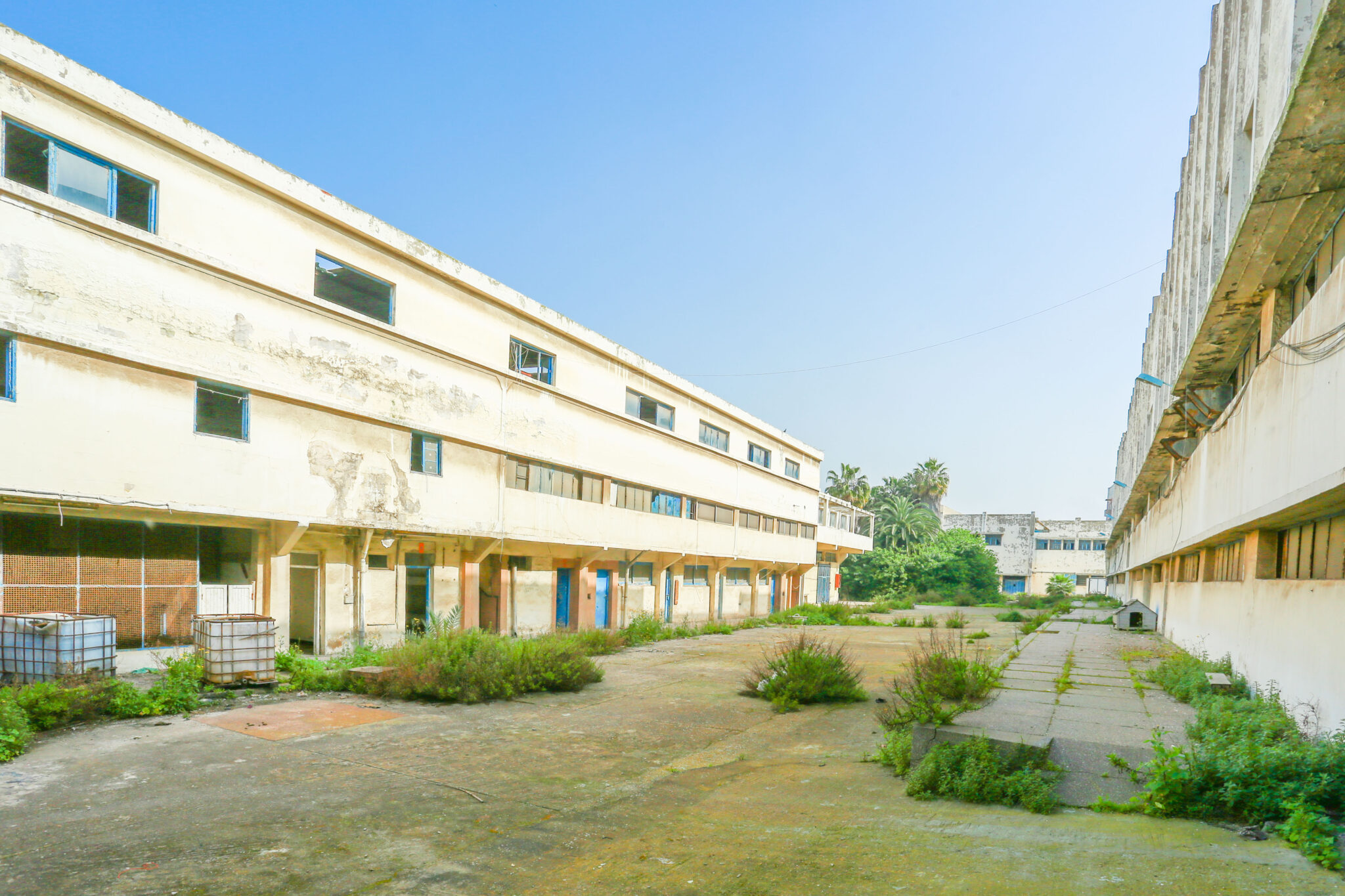 Terrain Industriel avec construction à vendre Z.I Ain Sebaa